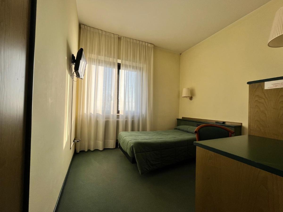 Hotel La Goletta Binasco Eksteriør bilde