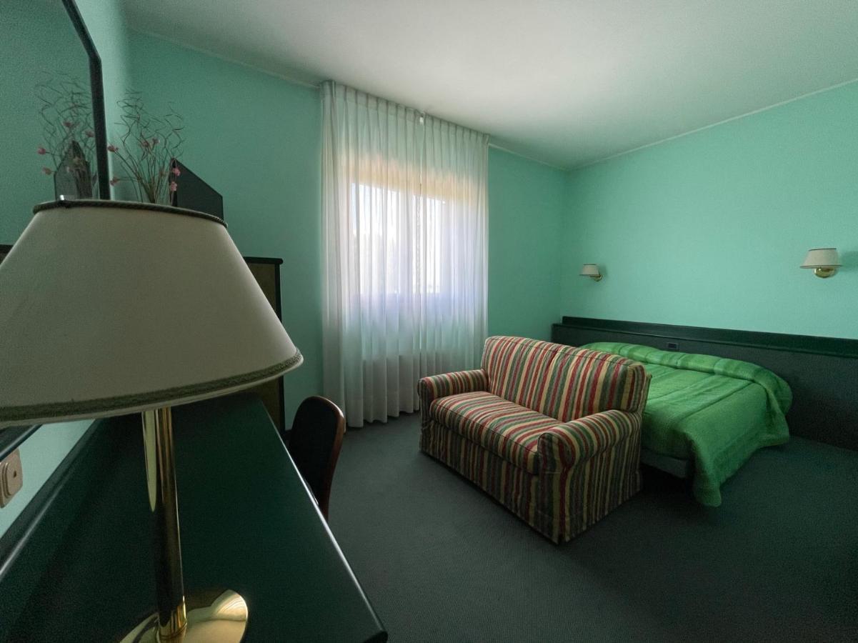 Hotel La Goletta Binasco Eksteriør bilde