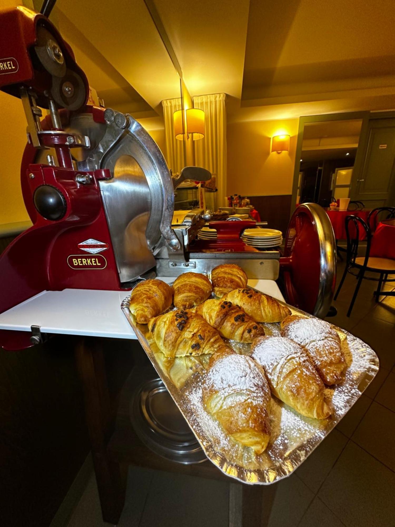 Hotel La Goletta Binasco Eksteriør bilde